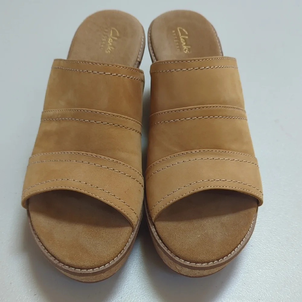 Clarks Aisley Lilly Camel Colored Wedge Sandals. Size 10
